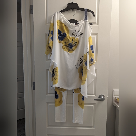 **PULLED** Floral Two-Piece Lounge Set - Picture 2 of 11